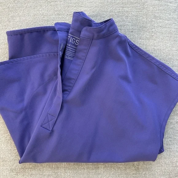 Figs Zamora jogger scrub pants and Rafaela scrub top - Picture 3 of 5